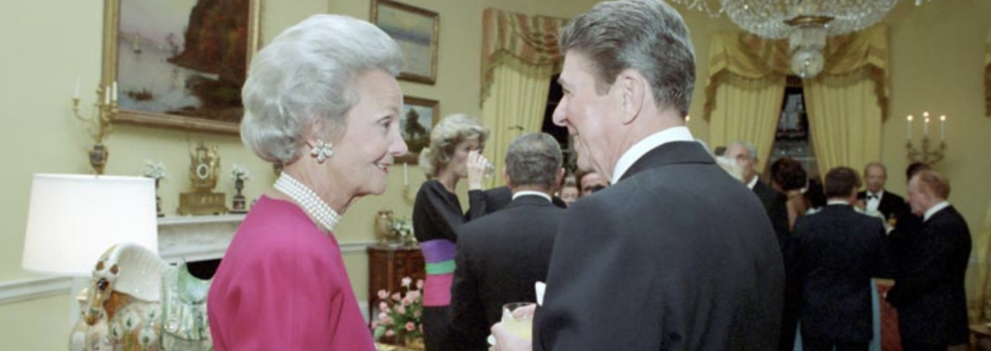 Image - Katharine Graham talks with President Ronald Reagan