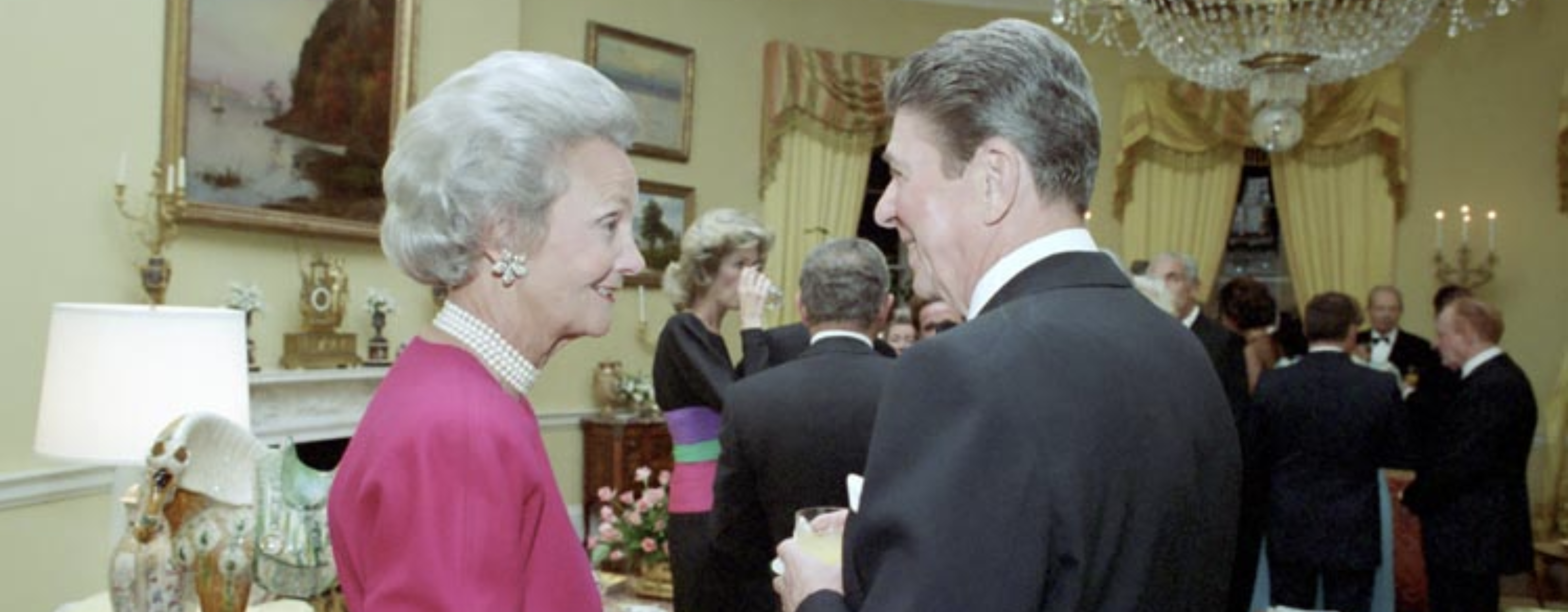 Image - Katharine Graham talks with President Ronald Reagan