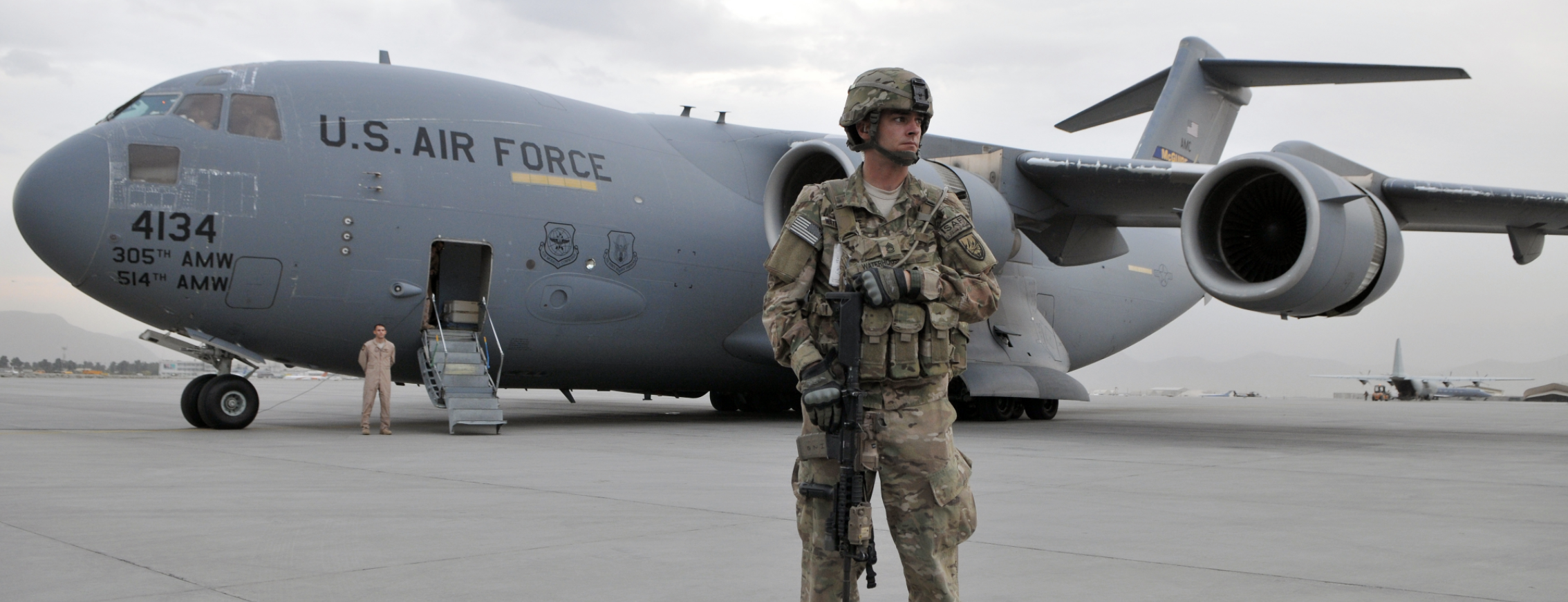 Image - U.S. soldier in front of Air Force plane in Afghanistan
