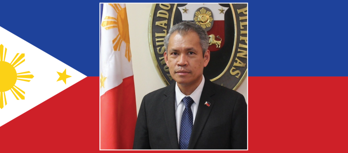 Image - the speaker and Philippine flag