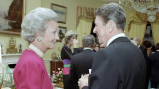 Image - Katharine Graham talks with President Ronald Reagan