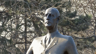 Image - Statue of Charles de Gaulle